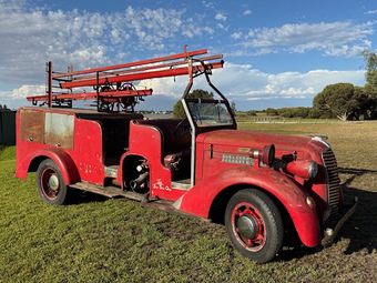 1938 DIAMOND T FIRE ENGINE